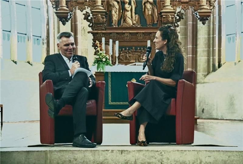 Isabelle Dutoit: Gemäldeausstellung in Goslar eröffnet Künstlerin Isabelle Dutoit im Gespräch mit Pfarrer Ralph Beims.