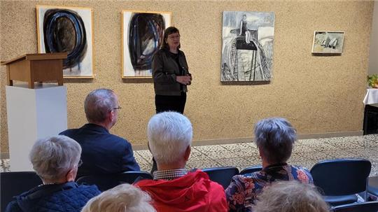 Künstlerin Susanne Hensch eröffnet ihre Ausstellung in der Rathaus-Galerie.