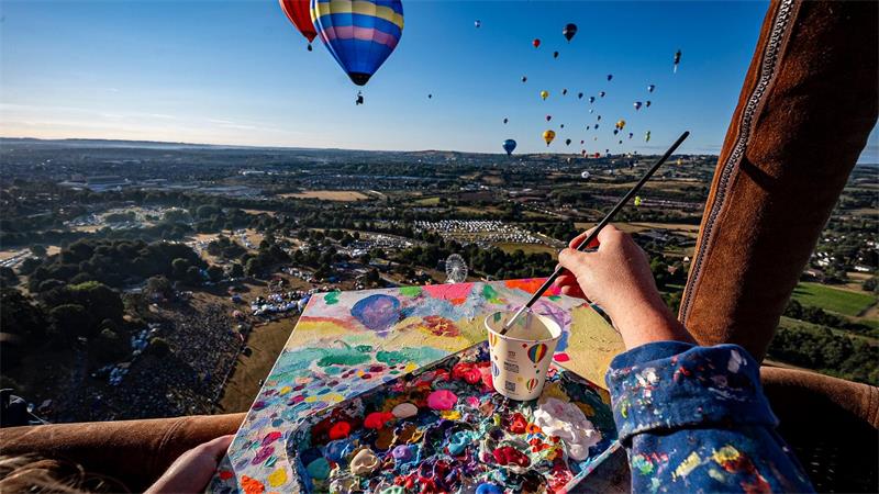 Künstlerin malt live aus dem Heißluftballon bei Bristol Balloon Fiesta