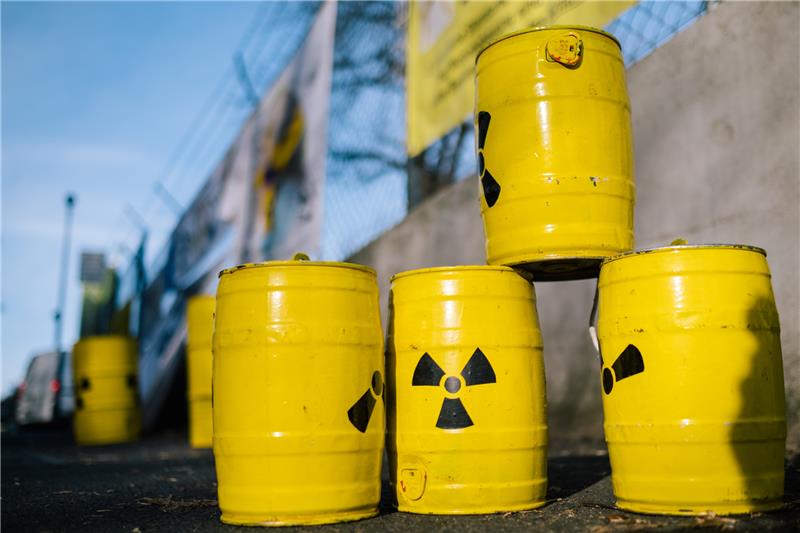 Künstliche Atomfässer stehen vor dem Atommülllager Asse. Foto: dpa