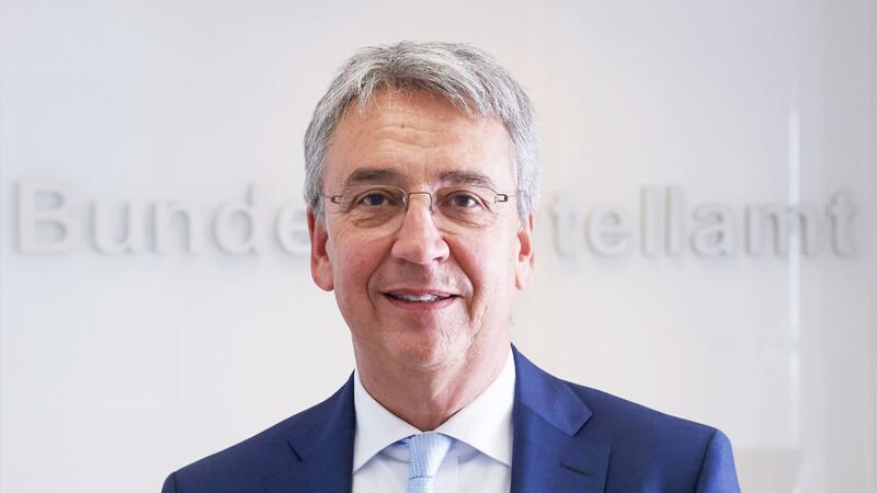 Kartellamt sieht KI als „Brandbeschleuniger“ für Verbraucher „Künstliche Intelligenz ist unter Wettbewerbsgesichtspunkten ein Brandbeschleuniger der ersten Güte“, sagte der Chef des Bundeskartellamts, Andreas Mundt, am Mittwoch in Bonn.