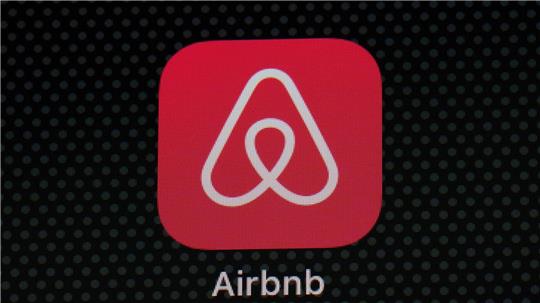 Künstliche Intelligenz soll die Airbnb-App stärker auf einzelne Nutzer zuschneiden. (Archivbild) 