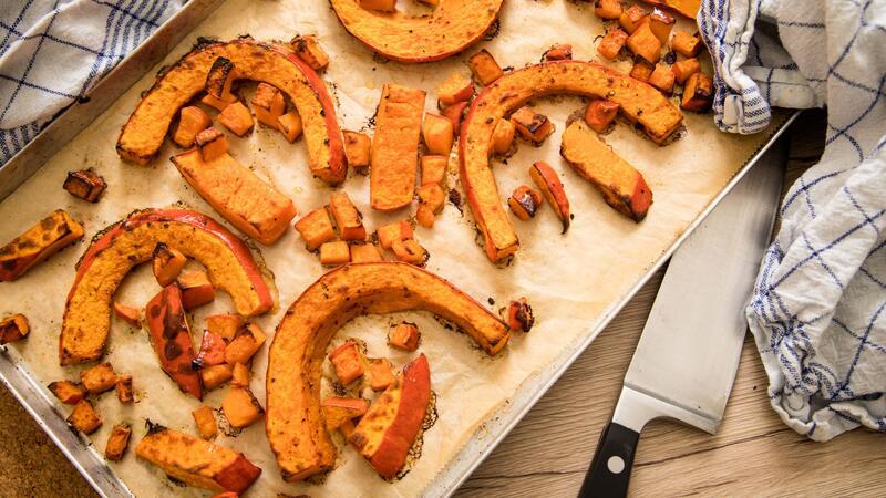Leckere Kürbis-Rezepte und Kochtipps für den Herbst Kürbis aus dem Ofen: Beim Hokkaidokürbis ist auch die Schale essbar.