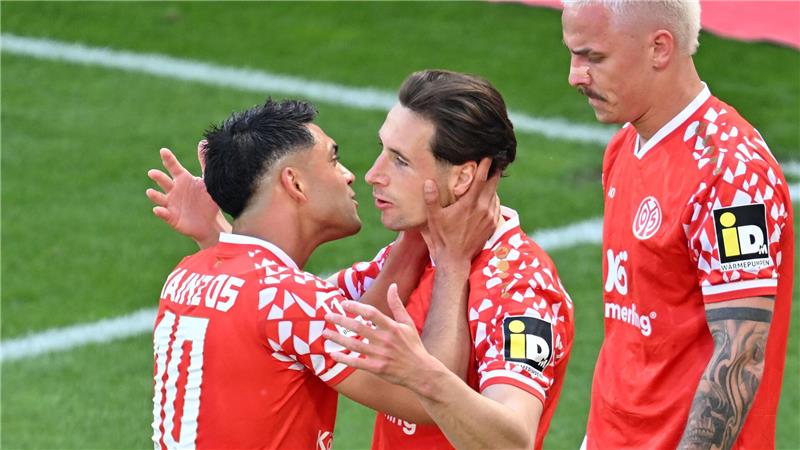 Küsschen für den Mainzer Torschützen zum 1:0: Nadiem Amiri (l) freut sich mit Dominik Kohr.