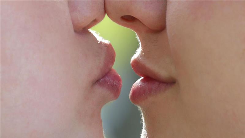 Schönheitstrend volle Lippen - mehr Volumen, weniger Gefühl? Küsst es sich mit aufgespritzten Lippen anders? Fachleute halten das für wahrscheinlich, wenn die Lippen stark vergrößert sind.
