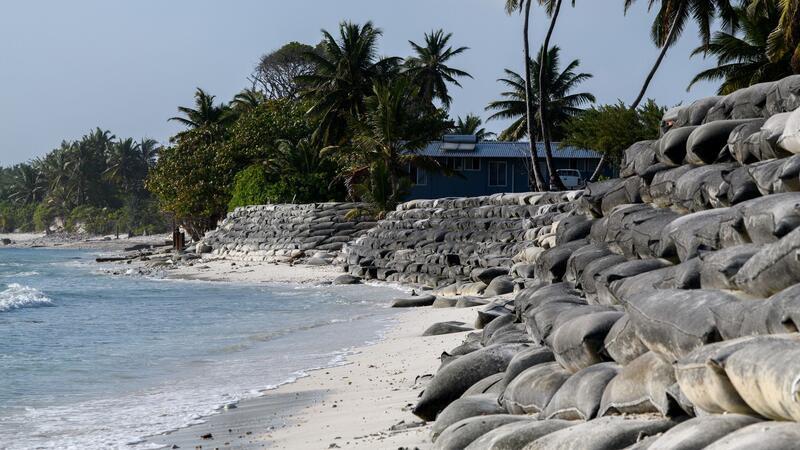 Steigender Meeresspiegel: Guterres sendet SOS aus Tonga Küstenstreifen versinken wegen des Meeresspiegelanstiegs im Wasser (Archivbild)