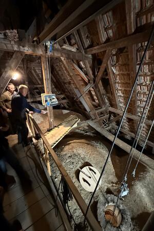 Wie dieser neue Kronleuchter die Lutherkirche verändert Küster Jacob Hinkel testet die Vorrichtung auf dem Dachboden, mit der der Leuchter gehoben und gesenkt werden kann.