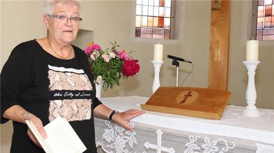 Küsterin Sigrid Becker verabschiedet sich bei einem Gottesdienst aus dem Berufsleben.