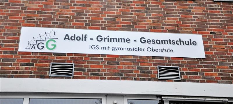Logo: Adolf-Grimme-Gesamtschule wird zum Fernsehstar Kulisse für die Premiere und Bildgeber für alle künftigen Nachrichtensendungen: Die IGS mit gymnasialer Oberstufe freut sich auf das Logo-Team des ZDF-Kinderkanals, das Mitte März in der Okeraner Sporthalle drehen will. Foto: Heine