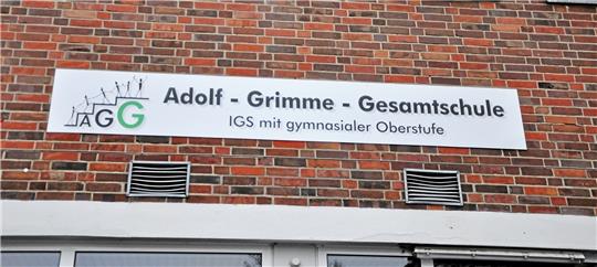 Kulisse für die Premiere und Bildgeber für alle künftigen Nachrichtensendungen: Die IGS mit gymnasialer Oberstufe freut sich auf das Logo-Team des ZDF-Kinderkanals, das Mitte März in der Okeraner Sporthalle drehen will. Foto: Heine