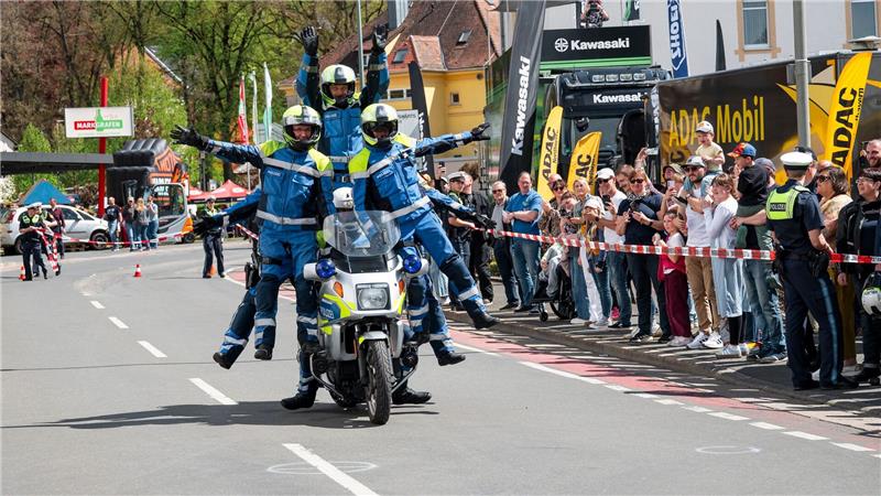Kulmbach: „Ankommen statt Umkommen“ – Akrobatik bei Polizeishow und Stunt zu siebt auf einem Motorrad