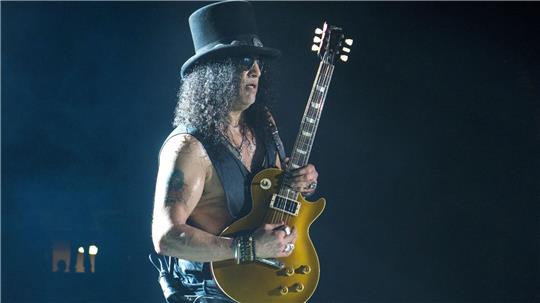 Kultgitarrist Slash ist mit seinem Konzertfilm „Live at the „S.E.R.P.E.N.T. Festival“ für einen Tag im Kino zu sehen.