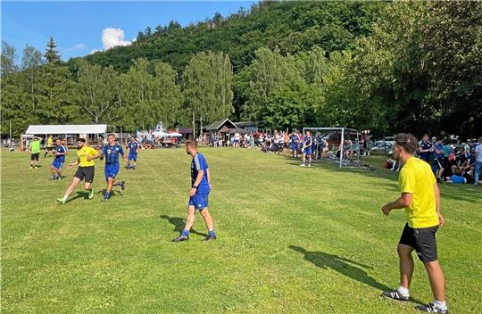 Kultiges Kicken vor cooler Kulisse: Als der TSV Wolfshagen sein Bum-Bum-Turnier wiederbelebt, sind am Samstag jede Menge Menschen auf den Beinen.  Foto: Heine