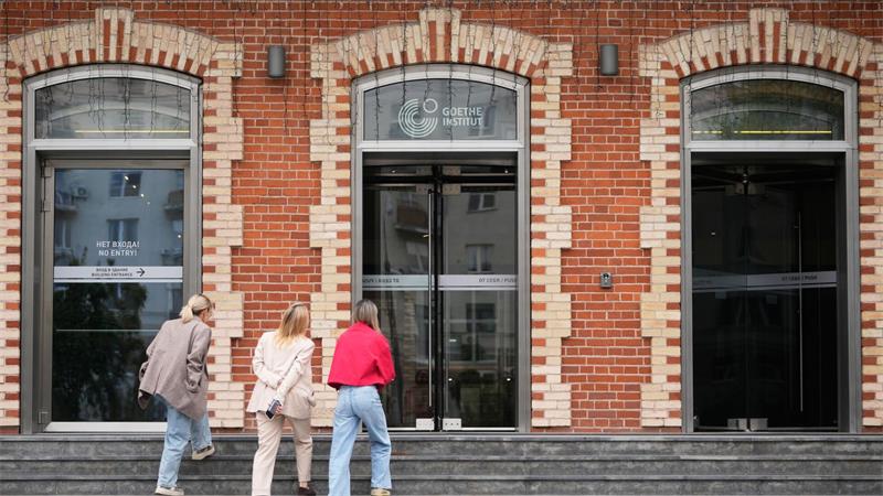 Kulturhaus im Blick – Besucher betreten das Goethe-Institut in Moskau