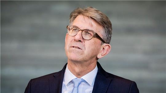 Kulturstaatsminister Wolfram Weimer erläutert seinen Umgang mit der Vergabe des Deutschen Buchhandlungspreises. (Archivbild)