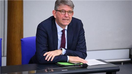 Kulturstaatsminister Wolfram Weimer findet seine Entscheidung zum Ausschluss dreier Buchläden vom Deutschen Buchhandlungspreis richtig. (Archivbild)