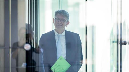 Kulturstaatsminister Wolfram Weimer hat im Kulturausschuss zum Buchhandlungspreis berichtet. 