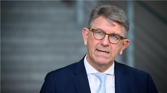 Kulturstaatsminister Wolfram Weimer hat wegen „verfassungsschutzrelevanter Erkenntnisse“ drei linke Buchläden von der Liste für den Deutschen Buchhandlungspreis gestrichen. (Archivbild)