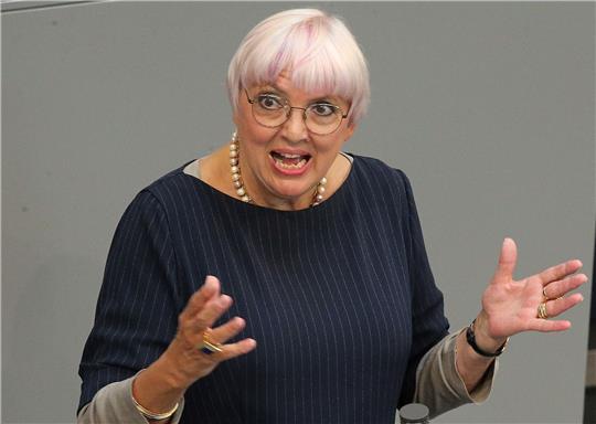 Kulturstaatsministerin Claudia Roth (Bündnis 90/Grüne) erhielt während ihres Grußwortes beim «Jewrovision»-Wettbewerb Buhrufe.