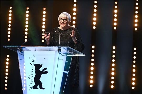 Kulturstaatsministerin Claudia Roth  bei der Eröffnungsveranstaltung der 72. Berlinale 2022.