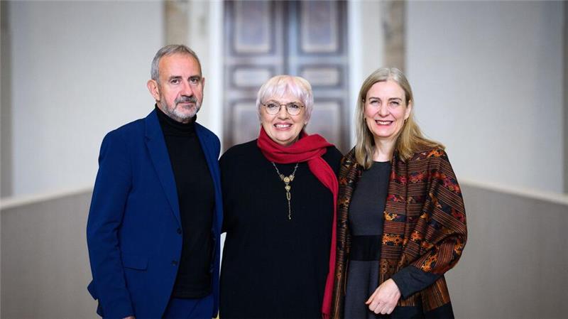 Kulturstaatsministerin Claudia Roth, der scheidende SPK-Präsident Hermann Parzinger und die designierte SPK-Präsidentin Marion Ackermann sind erleichtert über den Beschluss der Reform.