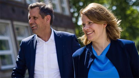 Kultusministerin Hamburg, hier mit Ministerpräsident Lies, feiert am Freitag einen runden Geburtstag. (Archivbild)