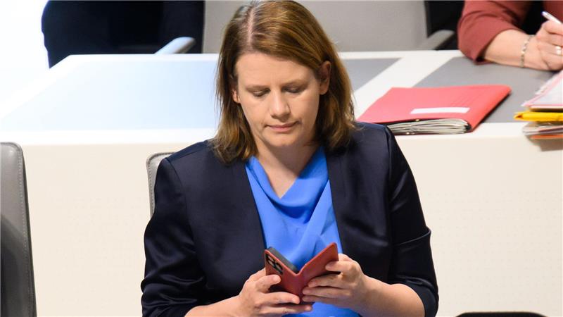Kultusministerin Hamburg sagt, die Handy-Regeln müssen gemeinsam ausgelotet werden, damit sie gelebt werden. (Archivbild)
