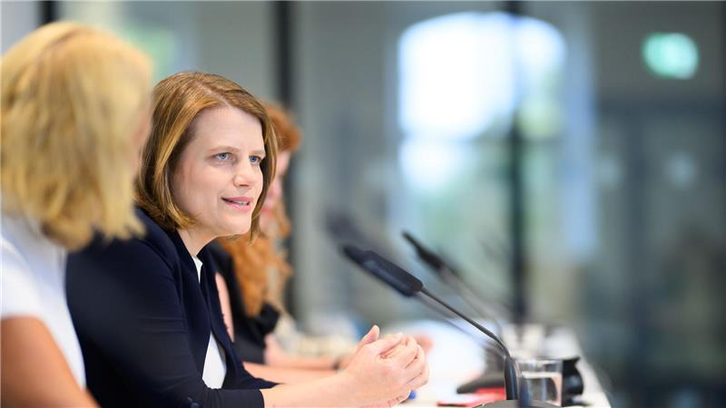 Schulstart: Mehr Schüler – und immer noch zu wenig Lehrer Kultusministerin Hamburg wirbt zum Schulstart für Geduld und verspricht, weiter um jede Lehrkraft zu kämpfen.