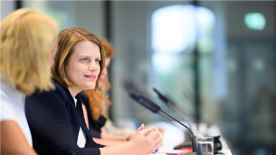 Kultusministerin Hamburg wirbt zum Schulstart für Geduld und verspricht, weiter um jede Lehrkraft zu kämpfen.