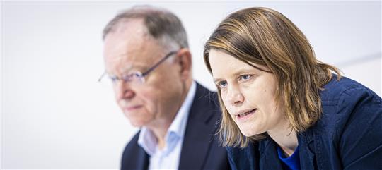 Kultusministerin Julia Willie Hamburg (Grüne) und Ministerpräsident Stephan Weil (SPD) vertreten das Land Niedersachsen im VW-Aufsichtsrat. Die Entsendung Hamburgs wirdvon Aktionärsschützern kritisiert. Foto: Moritz Frankenberg/dpa