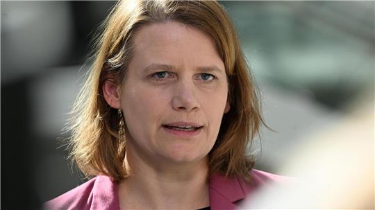 Kultusministerin Julia Willie Hamburg fordert ein Mindestalter von 14 Jahren für soziale Netzwerke. (Archivbild)