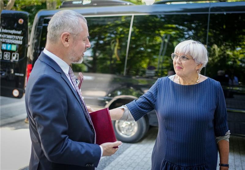 Kulutrstaatsministerin Claudia Roth wird in Chisinau von ihrem Amtskollegen Sergiu Prodan empfangen.
