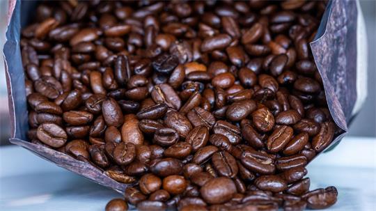 Kunden bekommen Kaffee wieder etwas günstiger. (Symbolbild)