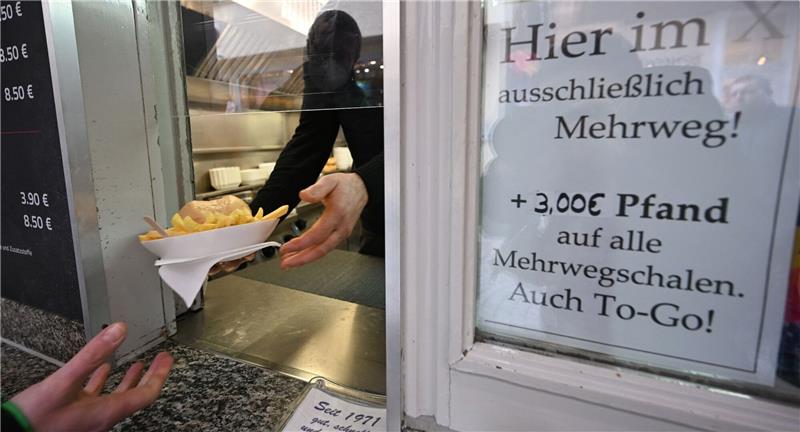Essen to go: Kunden dürfen Mehrwegverpackungen verlangen Kunden haben ab dem neuen Jahr ein Anrecht darauf, ihre Speisen und Getränke zum Mitnehmen in einer Mehrwegverpackung zu bekommen.