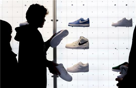 Kunden in einem New Yorker Nike-Geschäft.