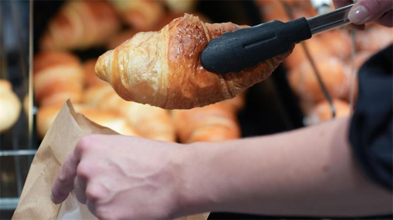 Backstationen boomen – viele Bäckereien müssen kämpfen Kunden können sich an den Stationen in den Geschäften selbst bedienen. (Archivbild)