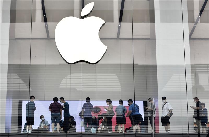 iPhone führt Apple zu Plus bei Umsatz und Gewinn Kunden stehen im Apple Store in Hongkong Schlange, um das iPhone 14 Pro zu kaufen.