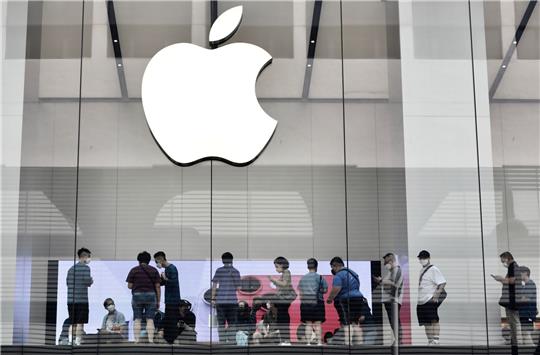 Kunden stehen im Apple Store in Hongkong Schlange, um das iPhone 14 Pro zu kaufen.