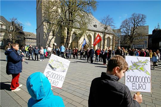 Kundgebung auf dem Jakobikirchhof: Rund 90 Teilnehmer zählt der Goslarer Friedensmarsch am Karsamstag. Fotos: Epping