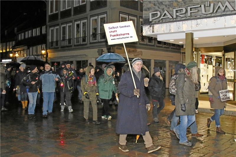 Eine Corona-Demo und eine Gegen-Demo im Landkreis Goslar Kundgebung bei Regenwetter: Am Montagabend ziehen rund 630 Menschen durch die Goslarer Innenstadt, um gegen die Corona-Auflagen zu demonstrieren. Foto: Epping