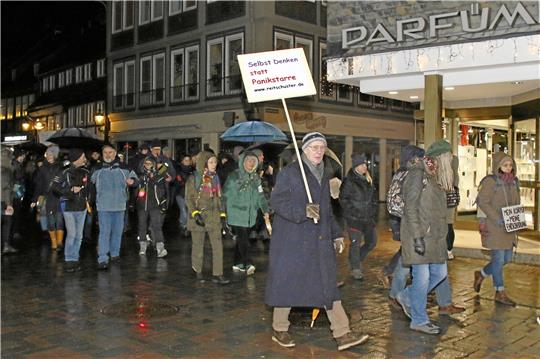 Kundgebung bei Regenwetter: Am Montagabend ziehen rund 630 Menschen durch die Goslarer Innenstadt, um gegen die Corona-Auflagen zu demonstrieren.  Foto: Epping