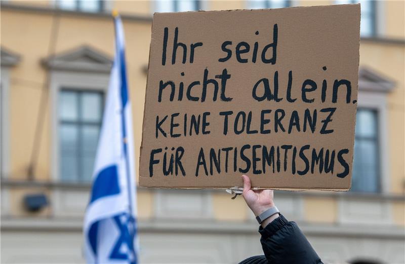 Fast 1000 antisemitische Vorfälle dokumentiert Kundgebung für Israel in München : «Ihr seid nicht allein. Keine Toleranz für Antisemitismus».