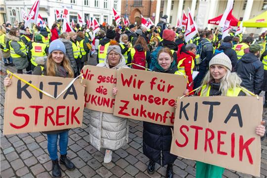 Kundgebung in der Innenstadt von Schwerin. Zahlreiche Beschäftigte des öffentlichen Dienstes haben im Nordosten Mecklenburg-Vorpommerns die Arbeit kurzzeitig niedergelegt.