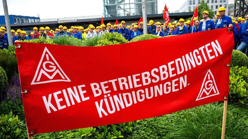 Kundgebung vor dem Werkstor der Meyer Werft. Wie geht es weiter beim Traditionsunternehmen?