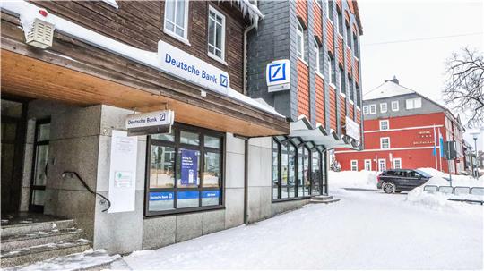 Die Filiale der Deutschen Bank liegt auf der zugeschneiten Adolph-Roemer-Straße.