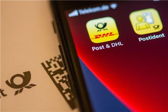 Kundinnen und Kunden können Briefmarken seit zwei Jahren auch per App kaufen.
