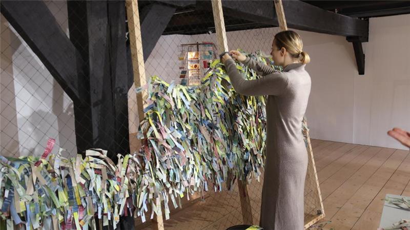 Kaiserring-Stipendiatin eröffnet Ausstellung im Mönchehaus Kunst, Krieg und Kommunikation: Daria Koltsova knüpft ein Tarnnetz aus zerschnittenen Gemälden.