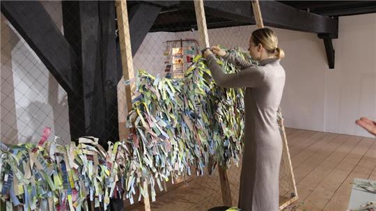 Kunst, Krieg und Kommunikation: Daria Koltsova knüpft ein Tarnnetz aus zerschnittenen Gemälden.
