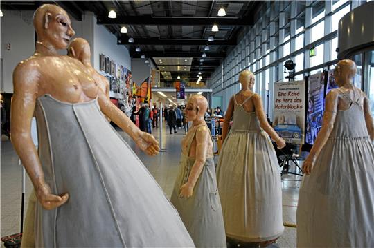 Kunst am Randes des Zentralfoyers der Freiburger Messe: Die „Witte Wieven“ (weißen Frauen) der Künstlerin Linda Anneveld (Compagnie Daad) aus den Niederlanden basieren auf einem germanischen Mythos. Auf der Börse sind sie markante Statisten. Foto: Kempfer