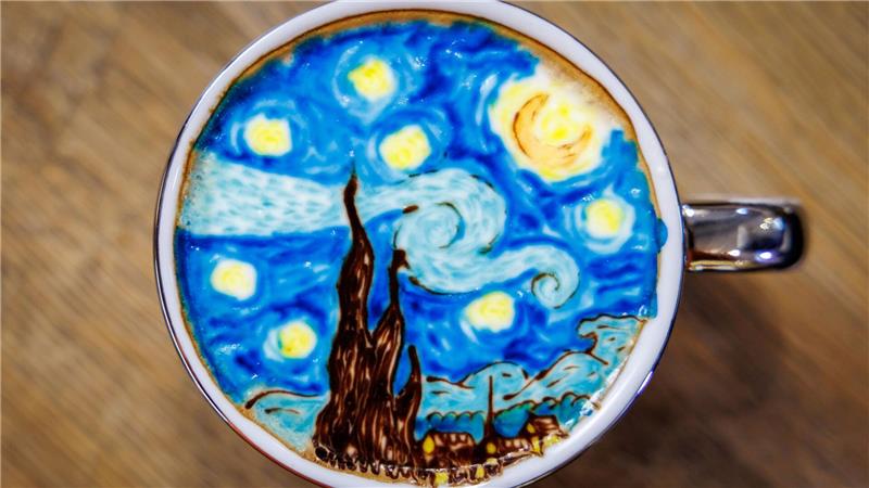 „Latte Art“ - der Cappuccino wird zum Kunstwerk Kunst im Kaffee: Der Milchschaum verwandelt sich in ein berühmtes Werk des Malers Vincent van Gogh.